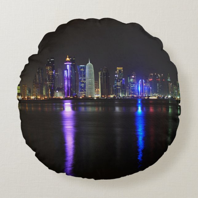 Skyline von Doha, Qatar am Nachtrunden Kissen (Vorderseite)