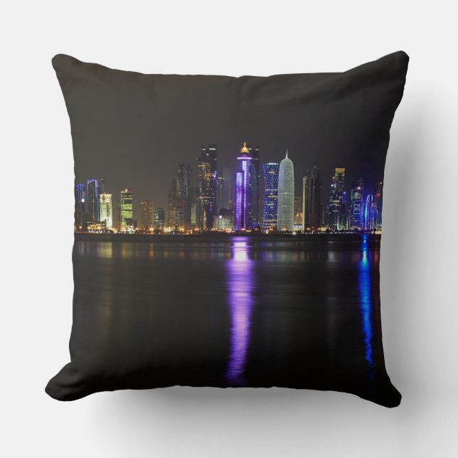 Skyline von Doha, Qatar am NachtWurfskissen Kissen (Vorderseite)