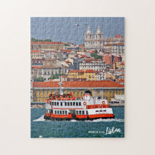 Skyline von Lissabon mit alter Fähre am Fluss Tagu