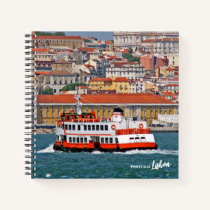 Skyline von Lissabon mit alter Fähre am Fluss Tagu Notizbuch