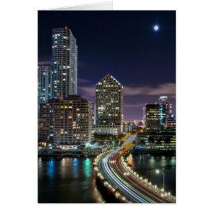Skyline von Miami City mit Brücke in der Nacht