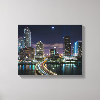 Skyline von Miami City mit Brücke in der Nacht Leinwanddruck