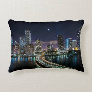 Skyline von Miami-Stadt mit Brücke nachts Dekokissen