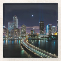 Skyline von Miami-Stadt mit Brücke nachts