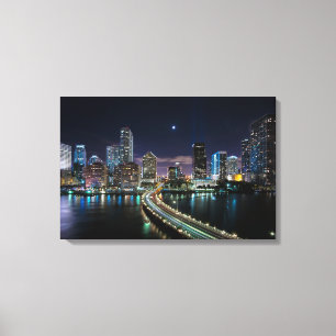 Skyline von Miami-Stadt mit Brücke nachts Leinwanddruck
