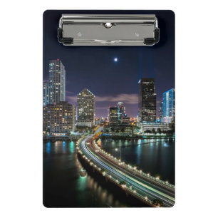 Skyline von Miami-Stadt mit Brücke nachts Mini Klemmbrett