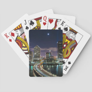 Skyline von Miami-Stadt mit Brücke nachts Spielkarten