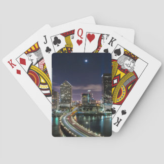 Skyline von Miami-Stadt mit Brücke nachts Spielkarten