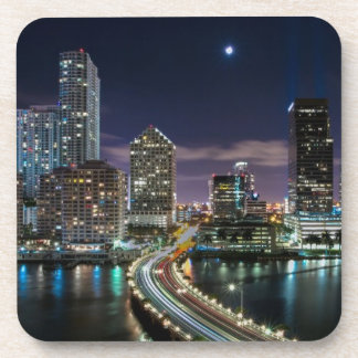 Skyline von Miami-Stadt mit Brücke nachts Untersetzer