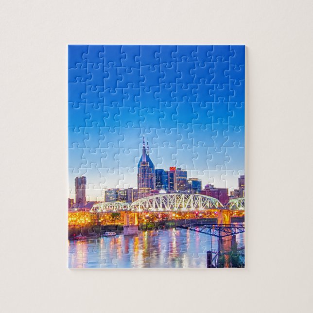 Skyline von Nashville tennessee in blauer Stunde (Vertikal)