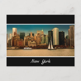 Skyline von New York mit White Sailboat auf Hudson Postkarte