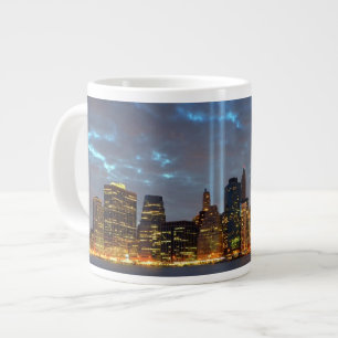 Skylineansicht der Stadt in der Nacht Jumbo-Tasse