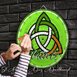 Slainte St. Patrick's Day Celtic Triquetra Irish Dartscheibe<br><div class="desc">Fügen Sie Ihren Festlichkeiten eine Touch irischen Charmes mit dem Slainte St. Patrick's Day Celtic Triquetra Irish Dart Board hinzu. Dieses Dartboard wurde mit Liebe des renommierten Mylini Designs entworfen und vereint irische Tradition und funktionalen Spaß. Das keltische Triquetra-Symbol schmückt das Zentrum, umgeben von lebhaften grünen Farbtönen, der Farbe Irlands....</div>