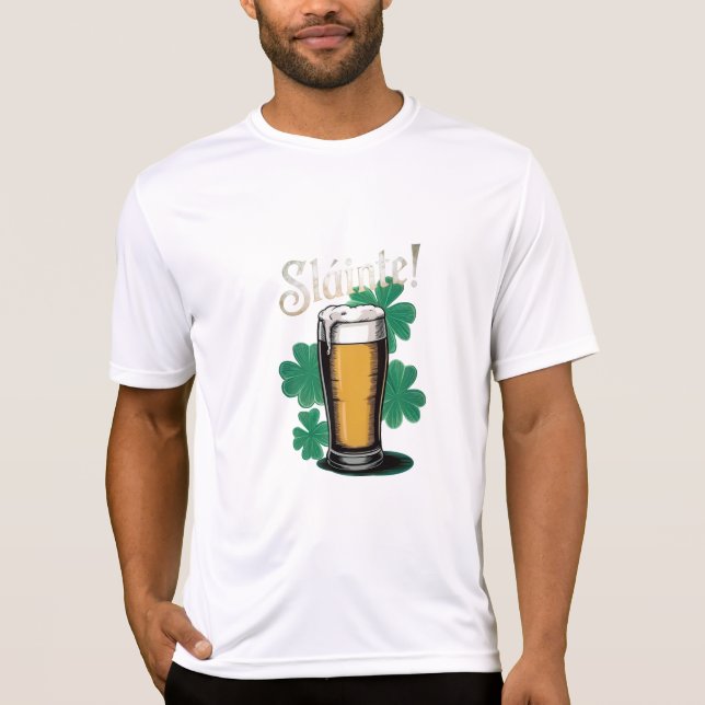 Slàinte! St. Patrick's Day Pint of Beer on Green T-Shirt (Vorderseite)