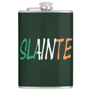 Slainte überlagerte sich auf irischer Flagge Flachmann