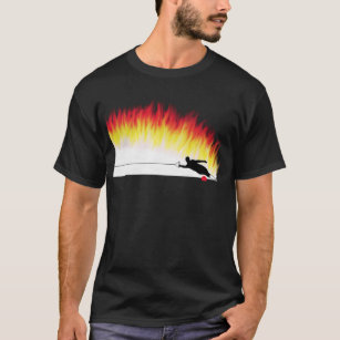 Slalom-WasserSkier mit Flammen-T - Shirt
