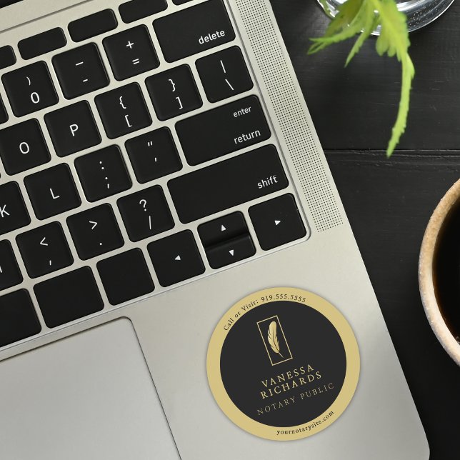Sleek Black Gold Feather Notar Marketing Kontakt Runder Aufkleber (Von Creator hochgeladen)