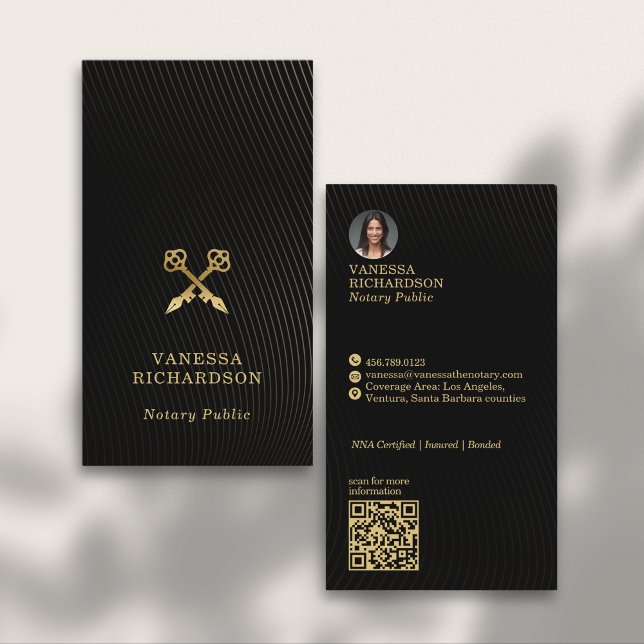 Sleek Black & Gold Wavy Skelett Key Notar QR Visitenkarte (Von Creator hochgeladen)