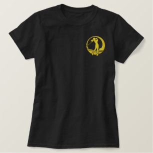 Sleek Female Golfer Silhouette Besticktes T-Shirt