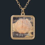 Sleep Beach Quote Script Modernes Seashell-Foto Vergoldete Kette<br><div class="desc">"Essen, schlafen, Strand." Es ist eine Lebensweise. Das späte Nachmittagslicht lässt diesen Muschel an einem südkalifornischen Strand hell erscheinen. Entspannen Sie sich und reisen Sie zurück an Ihren Urlaubstag, wann immer Sie diese atemberaubende, wunderschöne Foto-Kette tragen. Diese quadratische Halskette ist in kleinen, mittleren und großen Größen erhältlich. Sie können diese...</div>