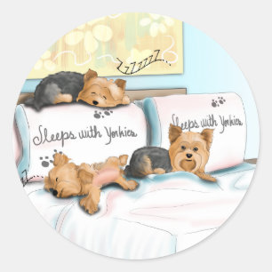 Sleeps with Yorkies Runder Aufkleber