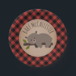 Sleepy Bear Cub Lumberjack Karierte Babydusche Pappteller<br><div class="desc">Babyduschpapier-Teller mit einer Abbildung eines Babybärenkuchens in Schlafstellung auf einem Baumzweig mit kariertem Hintergrund aus rotem und schwarzem Lumberjack.</div>