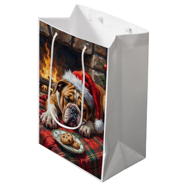 Sleepy Bulldog Dog Fast Asleep Santa Hat Christmas Mittlere Geschenktüte (Vorderseite Schrägansicht)