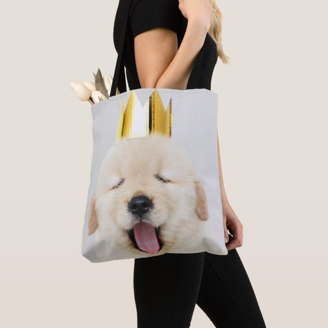 Sleepy Golden Retriever Puppy in Gold Crown Tasche (Von Nahem)