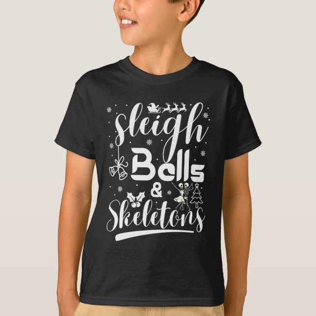 Sleigh bells & skeletons dancing funny christmas T-Shirt (Vorderseite)