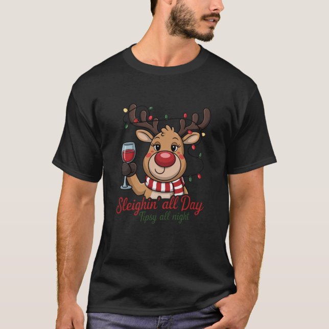 Sleighin All Day Tipsy All Night Reindeer Swea T-Shirt (Vorderseite)