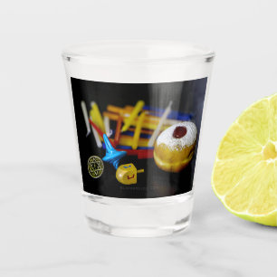 SlipperyJoe Chanukka symbolisches Stilleben Feiert Schnapsglas