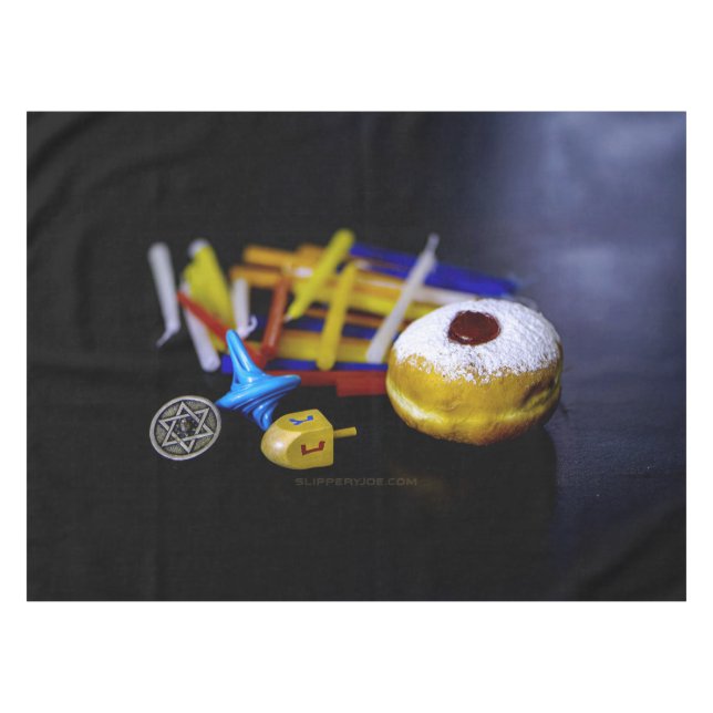 SlipperyJoe Hanukkah symbolic still life holiday e Tischdecke (Vorderseite (Horizontal))