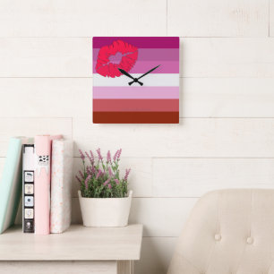 SlipperyJoe Lippenstift lesbische Pride-Flagge fem Quadratische Wanduhr
