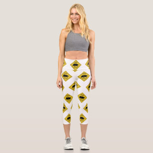 SlipperyJoe's Bärenkreuzschild trägt Silhouette w Capri Leggings