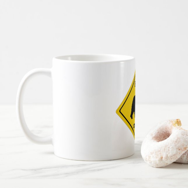 SlipperyJoe's Bärenkreuzschild trägt Silhouette w Kaffeetasse (Mit Donut)