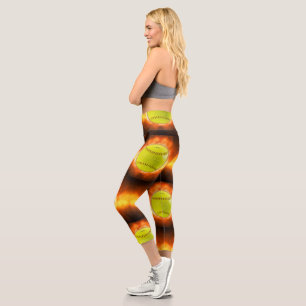 SlipperyJoe's gelber Softball-Feuerball Flammen ra Capri Leggings