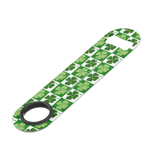 SlipperyJoe's green four-leaf clovers Saint Patric Speed Flaschenöffner (Vorderseite Schrägansicht)