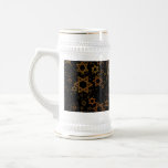 SlipperyJoe's Happy Hanukkah mehrere Sterne von Da Bierglas<br><div class="desc">SlipperyJoe's Happy Hanukkah multiple Stars of David Muster künstlerische Feier Jüdische Identität Erbe Hebräische Chanukah Geschenke Dekorationen Judaismus signifikante Symbol Religion verschiedenen Größen braune Goldtönen visuell ansprechend komplexe Design</div>