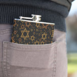 SlipperyJoe's Happy Hanukkah mehrere Sterne von Da Flachmann<br><div class="desc">SlipperyJoe's Happy Hanukkah multiple Stars of David Muster künstlerische Feier Jüdische Identität Erbe Hebräische Chanukah Geschenke Dekorationen Judaismus signifikante Symbol Religion verschiedenen Größen braune Goldtönen visuell ansprechend komplexe Design</div>