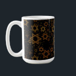 SlipperyJoe's Happy Hanukkah mehrere Sterne von Da Kaffeetasse<br><div class="desc">SlipperyJoe's Happy Hanukkah multiple Stars of David Muster künstlerische Feier Jüdische Identität Erbe Hebräische Chanukah Geschenke Dekorationen Judaismus signifikante Symbol Religion verschiedenen Größen braune Goldtönen visuell ansprechend komplexe Design</div>