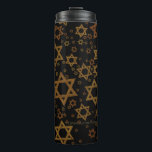 SlipperyJoe's Happy Hanukkah mehrere Sterne von Da Thermosbecher<br><div class="desc">SlipperyJoe's Happy Hanukkah multiple Stars of David Muster künstlerische Feier Jüdische Identität Erbe Hebräische Chanukah Geschenke Dekorationen Judaismus signifikante Symbol Religion verschiedenen Größen braune Goldtönen visuell ansprechend komplexe Design</div>