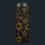 SlipperyJoe's Happy Hanukkah mehrere Sterne von Da Thermosbecher<br><div class="desc">SlipperyJoe's Happy Hanukkah multiple Stars of David Muster künstlerische Feier Jüdische Identität Erbe Hebräische Chanukah Geschenke Dekorationen Judaismus signifikante Symbol Religion verschiedenen Größen braune Goldtönen visuell ansprechend komplexe Design</div>