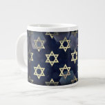 SlipperyJoe's Happy Hanukkah Multiple Star von Dav Jumbo-Tasse<br><div class="desc">SlipperyJoe's Happy Hanukkah Multiple Star of David Symbole künstlerische Feier Judisch Hebräisch Chanukah Geschenke Dekorationen Judaismus Religion signifikante symbolische kulturelle religiöse Kontexte verschiedenen hexagonalen Formen dunkelblau lila Farben dunkelabstrakte Hintergrund Lagen strukturierte Darstellung</div>