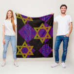 SlipperyJoe's Happy Hanukkah Star von David menora Fleecedecke<br><div class="desc">SlipperyJoe's Happy Hanukkah Star von David menorah Dreidel künstlerische Feier Candles Jüdische Hebräische Chanukah Schenkungen Dekorationen Judaismus Religionskultur religiöse Praktiken Traditionen geometrische symbolische Gestaltungstiefe Kontrast Ordnung Symmetrie</div>