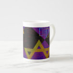 SlipperyJoe's Happy Hanukkah Star von David menora Prozellantasse<br><div class="desc">SlipperyJoe's Happy Hanukkah Star von David menorah Dreidel künstlerische Feier Candles Jüdische Hebräische Chanukah Schenkungen Dekorationen Judaismus Religionskultur religiöse Praktiken Traditionen geometrische symbolische Gestaltungstiefe Kontrast Ordnung Symmetrie</div>
