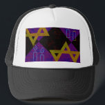 SlipperyJoe's Happy Hanukkah Star von David menora Truckerkappe<br><div class="desc">SlipperyJoe's Happy Hanukkah Star von David menorah Dreidel künstlerische Feier Candles Jüdische Hebräische Chanukah Schenkungen Dekorationen Judaismus Religionskultur religiöse Praktiken Traditionen geometrische symbolische Gestaltungstiefe Kontrast Ordnung Symmetrie</div>