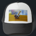 SlipperyJoe's Happy Hanukkah vierseitige Spinnerei Truckerkappe<br><div class="desc">SlipperyJoe's Happy Hanukkah vierseitige Spinnen-Dreifel-künstlerische Celebration Candles Judisch Hebräisch Chanukah Geschenke Dekorationen Judaismus Religion Hebräischer Buchstabe Nun traditionelle Spielzeugkinder Spiel Kultursymbol metallisch glänzende Oberfläche aus Holz</div>
