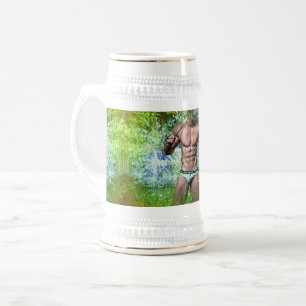 SlipperyJoe's hochmuskelbiger erwachsener Mann obe Bierglas