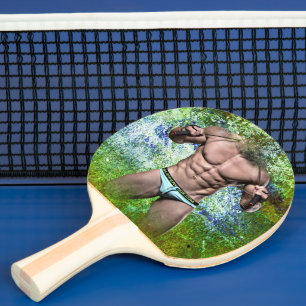SlipperyJoe's hochmuskelbiger erwachsener Mann ohn Tischtennis Schläger