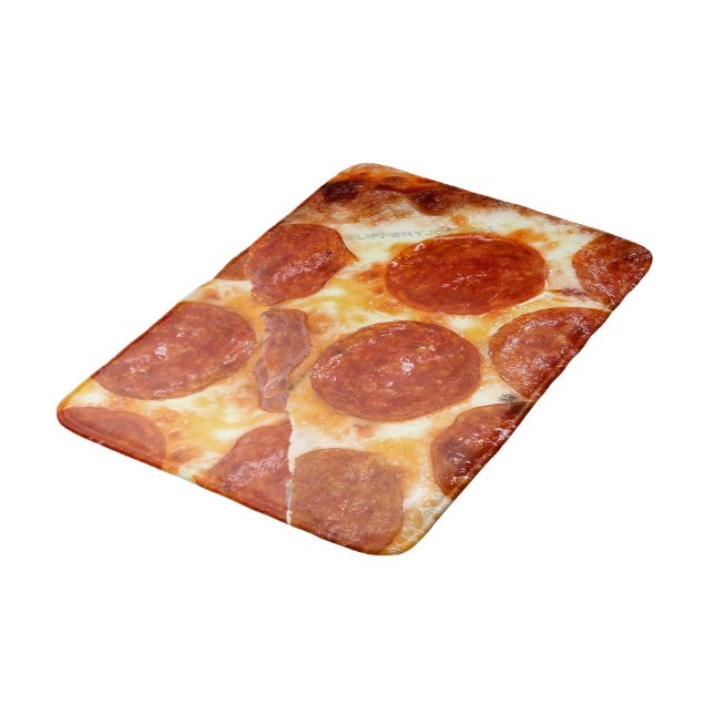 SlipperyJoe's klassische Pepperoni-Pizzaschnitt ge Badematte (Schrägansicht)